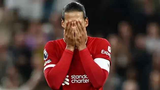 Trung vệ Virgil van Dijk khẳng định những sai lầm liên quan đến VAR là một trong những lý do khiến Liverpool thua 1-2 trên sân của Tottenham